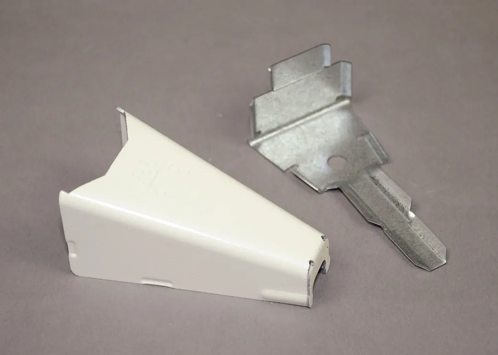 Wiremold V1517B 2-16/16 Ivory Steel 1-Channel Raceway Adapter